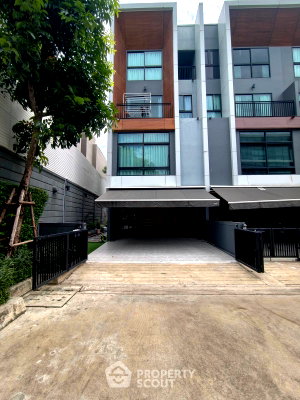 Townhouses for sale Bangkok : Pet-Friendly 3-BR Townhouse | Arden Phatthanakan | ARL Ramkhamhaeng (ID 3390206)