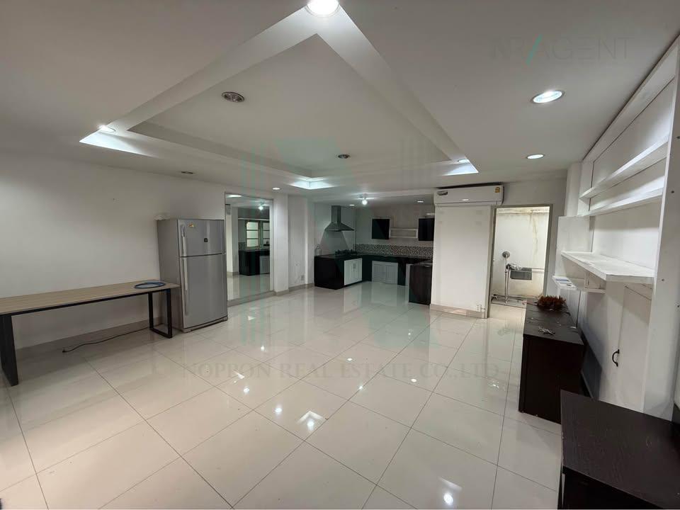 ให้เช่าทาวน์โฮม 5 ห้องนอน 400 ตร.ม. 30 ตร.ว. ทองหล่อคลาสสิคโฮม