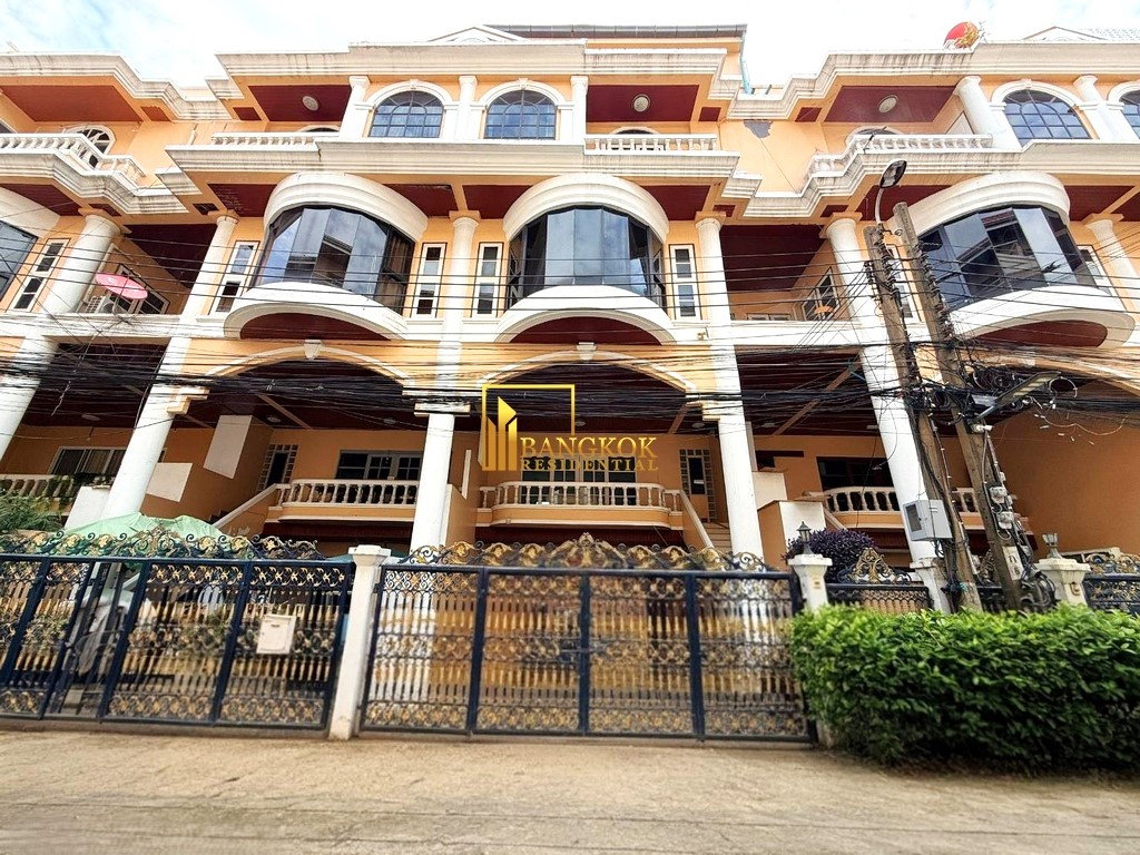 picture Thonglor Classic Home | Spacious 5 Bedroom Townhouse - BR49110TH - 2/38