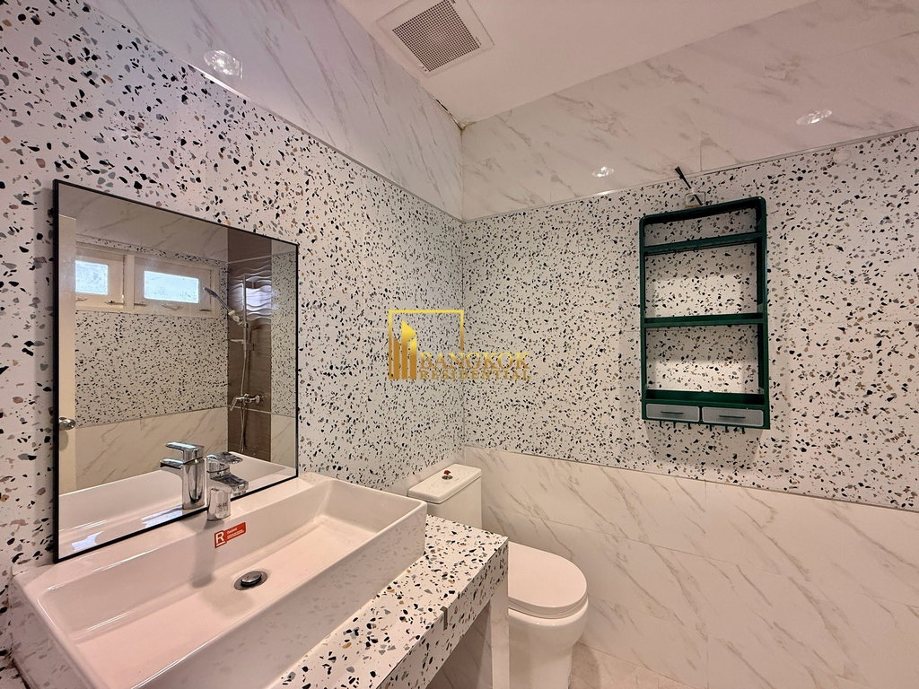 picture Thonglor Classic Home | Spacious 5 Bed Townhouse in Thonglor - BR49108TH - 23/44