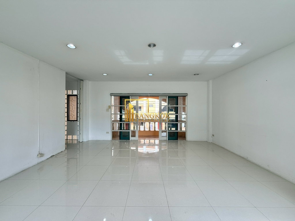 picture Thonglor Classic Home | Spacious 5 Bedroom Townhouse - BR49110TH - 10/38