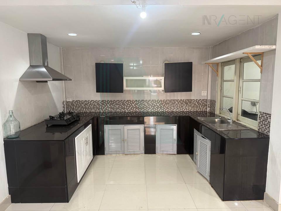 ให้เช่าทาวน์โฮม 5 ห้องนอน 400 ตร.ม. 30 ตร.ว. ทองหล่อคลาสสิคโฮม