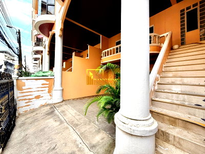 Townhouses for rent วิทยาลัยเสนาธิการทหาร : Thonglor Classic Home | Spacious 5 Bedroom Townhouse - BR49110TH