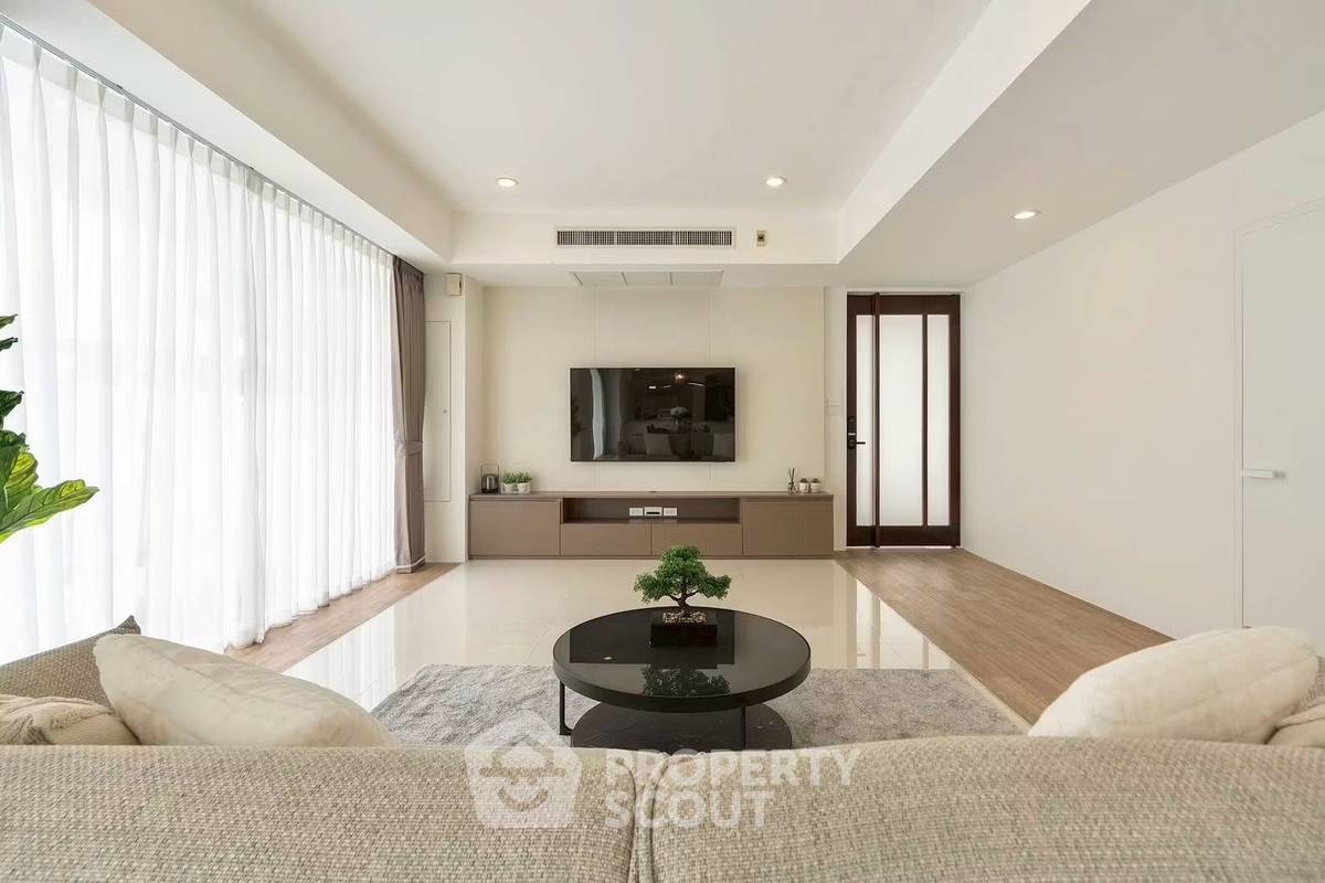 ให้เช่าบ้านเดี่ยว 4 ห้องนอน 340 ตร.ม. 80 ตร.ว. คอร์ทยาร์ด วิลล่า พระราม 9 - วงแหวน