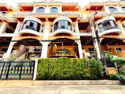 Townhouses for rent วิทยาลัยเสนาธิการทหาร : Thonglor Classic Home | Spacious 5 Bed Townhouse in Thonglor - BR49108TH