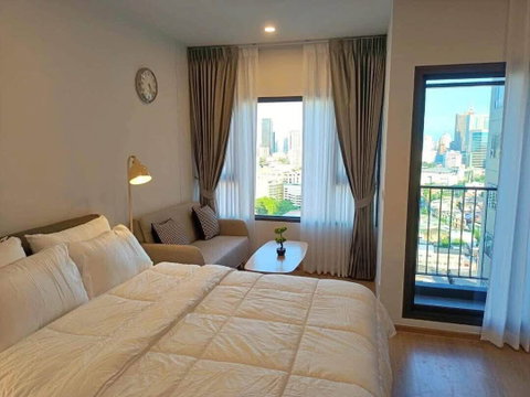 🏙️ FOR RENT: Life Rama 4–Asoke | High-Floor Studio with Full Furnishings ✨