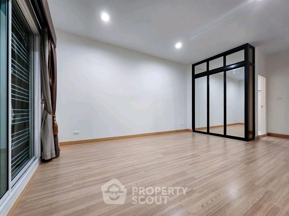picture 3-BR Townhouse in Bang Rak Yai (ID 3384664) - 20/32