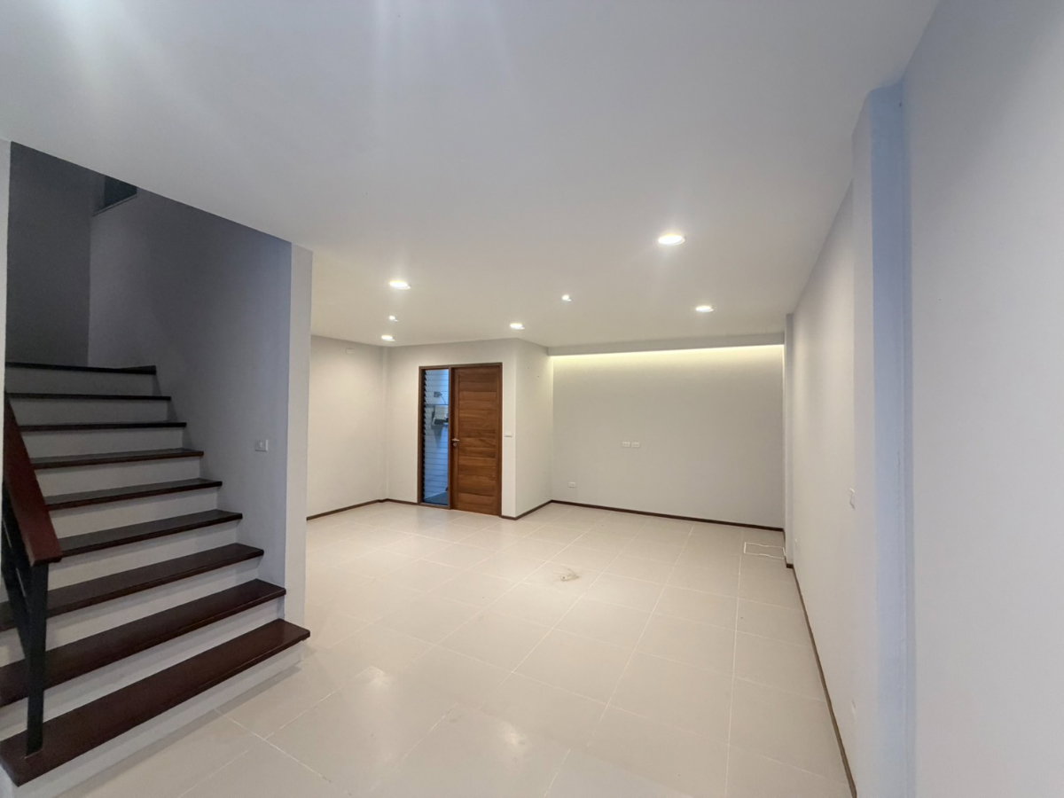 รูป 98627 - ขาย บ้านรีโนเวท ราชาวิลล่า พร้อมเข้าอยู่ ติดถนนใหญ่ ใกล้ห้าง - รูปที่ 4/12