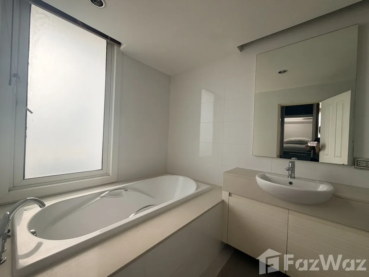 picture Prime location within walking distance of BTS Phrom Phong 6855362 - 8/25