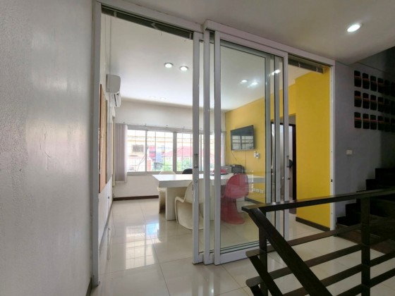รูป ให้เช่าHome Office 4 ชั้น ซอยลาดพร้าว 31 (น้ำไม่ท่วม)/ ใกล้ MRT ลาดพร้าว / แอร์ 10 เครื่อง / จอดรถ 4 คัน / เหมาะเป็นสำนักงาน จดบริษัทได้ - รูปที่ 5/9
