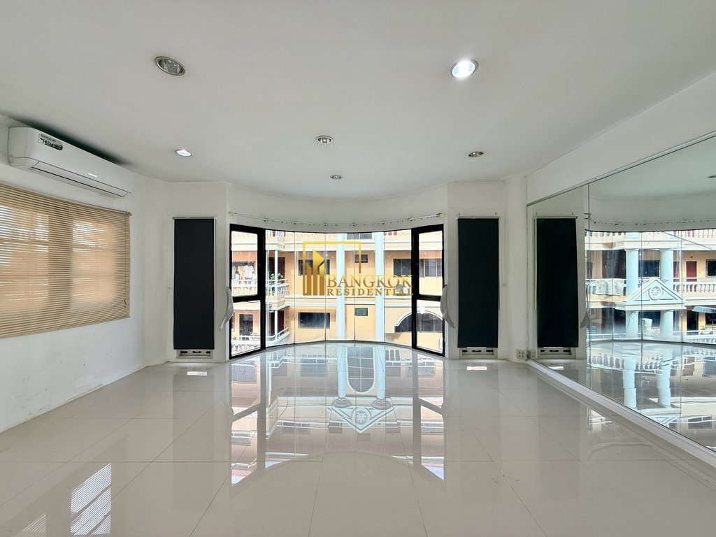 picture Thonglor Classic Home | Spacious 5 Bedroom Townhouse - BR49110TH - 14/38