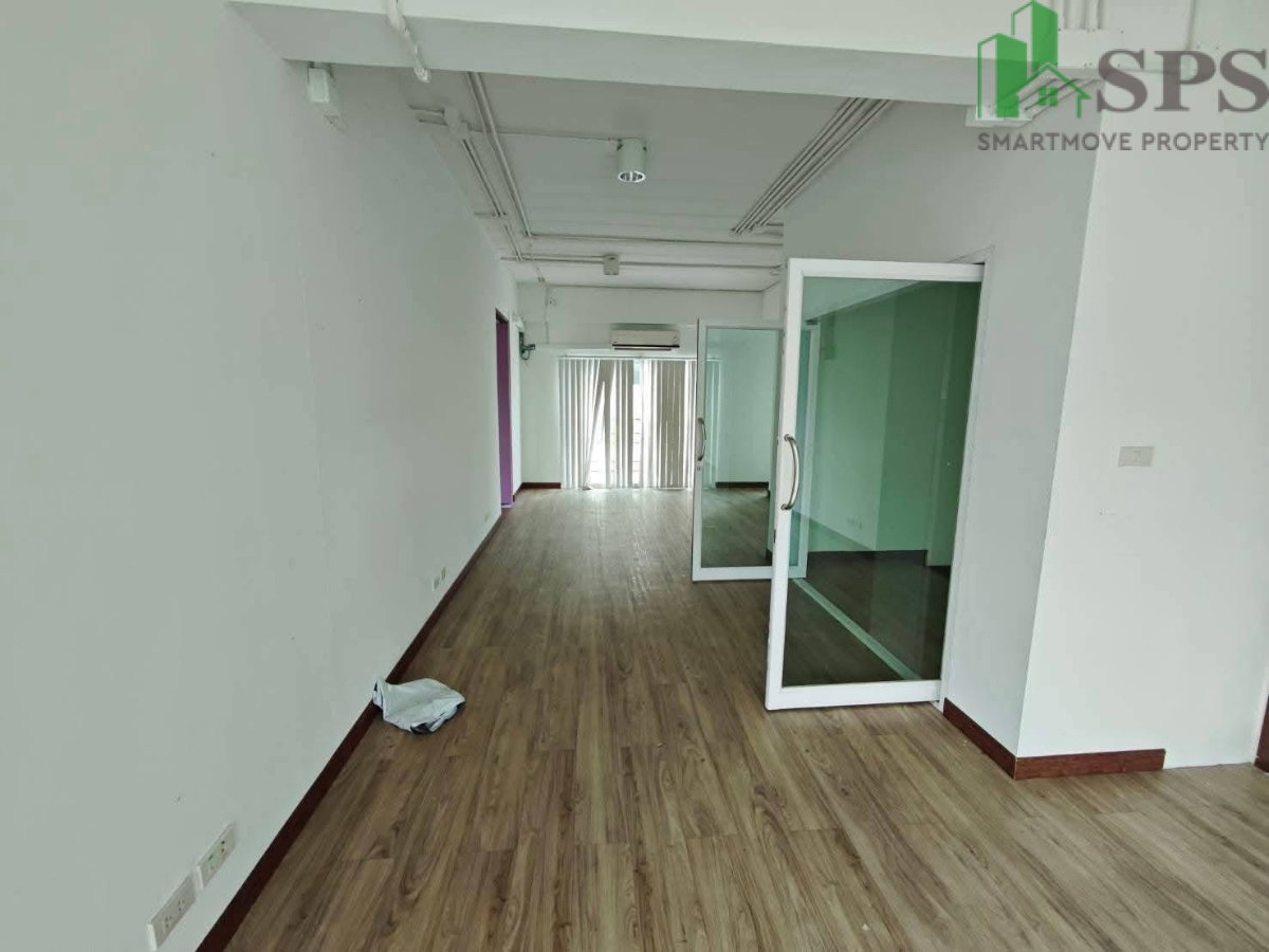 picture Office Building for Rent | On Nut 66 Near MRT Yellow Line, Si Srinagarindra 38 Station (SPSMG132) - 5/16