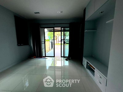 Townhouses for sale Bangkok : 3-BR Townhouse in Thung Song Hong (ID 3399371)