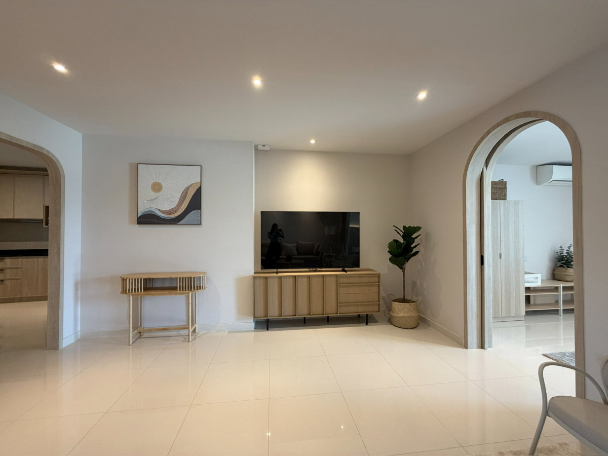 picture Beachfront Jomtien condo renovated only 30k THB - 6/18