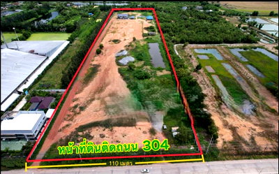 ขายที่ดิน : ขายที่ดินสวย ติดถนน 304 อ.เมือง ฉะเชิงเทรา   เนื้อที่ 30 ไร่ 3งาน 7  ตรว   กว้าง 110 เมตร ลึก 450 เมตร
