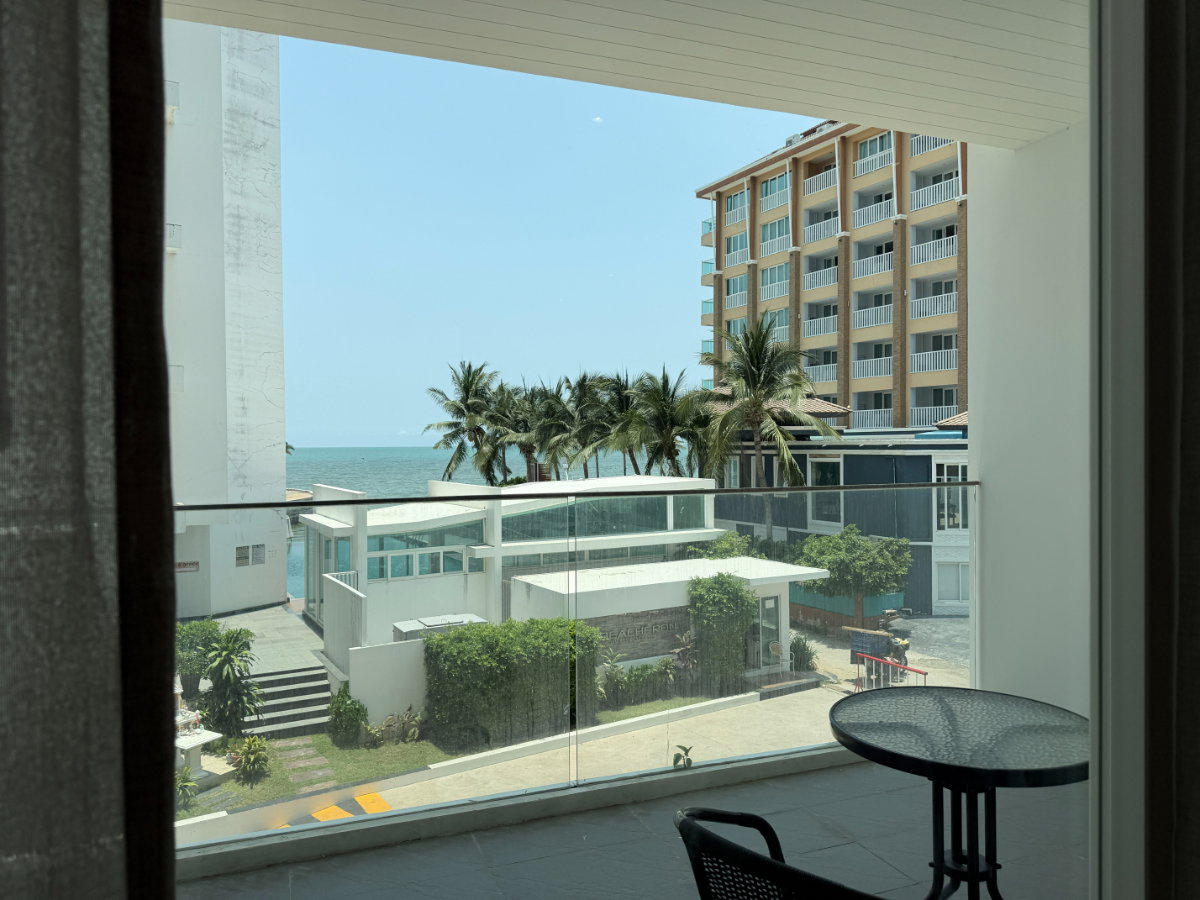 picture Beachfront Jomtien condo renovated only 30k THB - 18/18