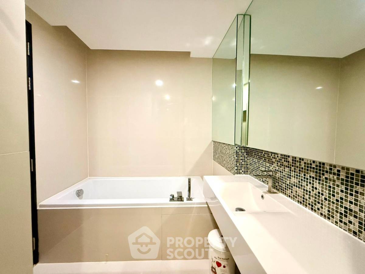 picture Great Value 1-BR Rhythm Sukhumvit 44/1, 70m To BTS Phra Khanong (ID 3398160) - 7/9