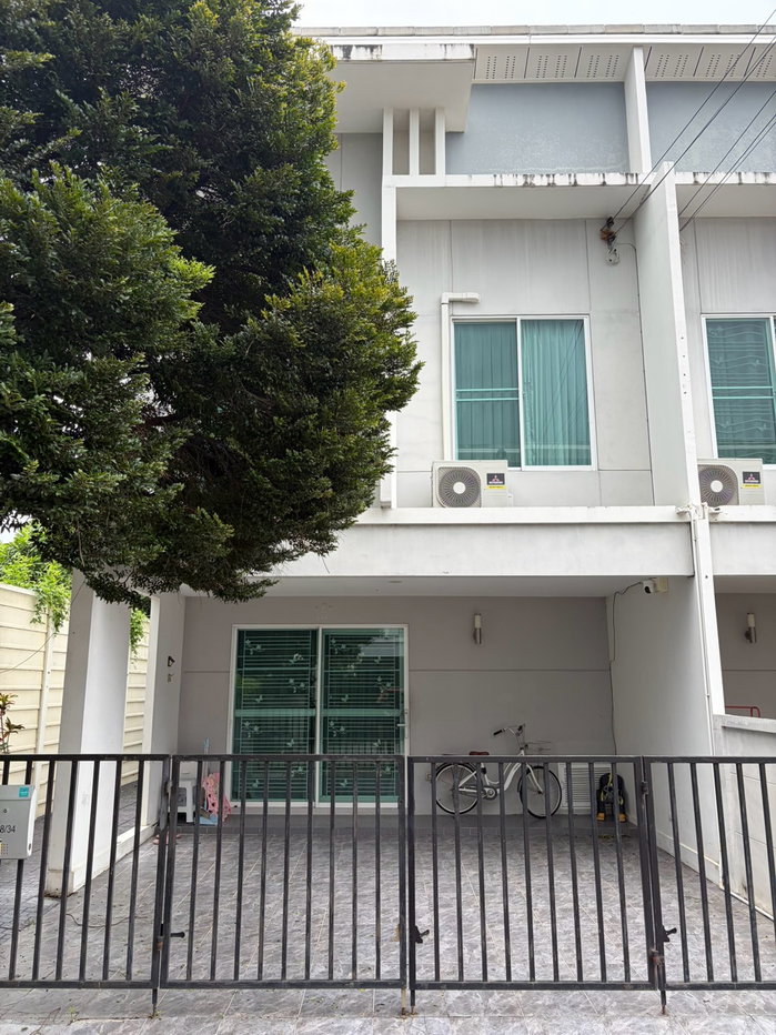 picture Corner Townhome for Sale – Only 5 Minutes from Central Westgate! - 2/18