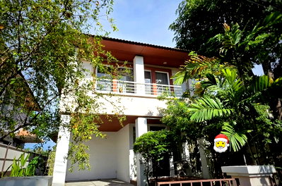 เช่าบ้านเดี่ยว ถนนประชาอุทิศ ห้วยขวาง : 🏡 FOR RENT | บ้านเดี่ยว 2 ชั้น หมู่บ้านบางกอกวิลล่า 2 ห้องนอน 3 ห้องน้ำ ทำเลเลียบด่วนรามอินทรา–ลาดพร้าว เฟอร์นิเจอร์ครบ
