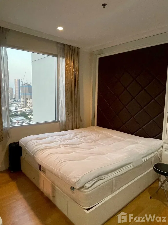 picture Beautifully furnished studio condo on the 23rd floor, offere 6855662 - 1/8