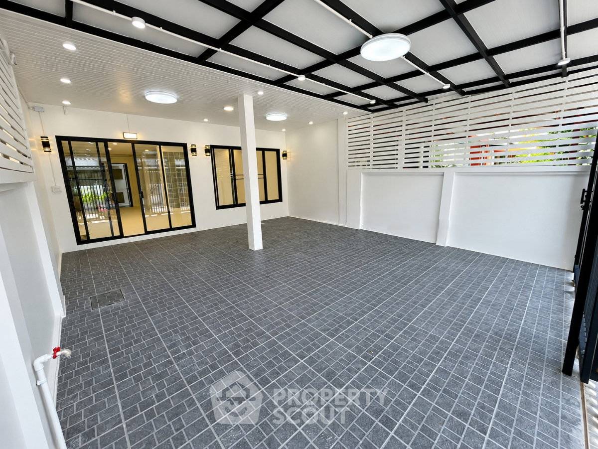 รูป ทาวน์เฮ้าส์ 4-ห้องนอน ใกล้ MRT สุทธิสาร (ID 3396965) - รูปที่ 2/14
