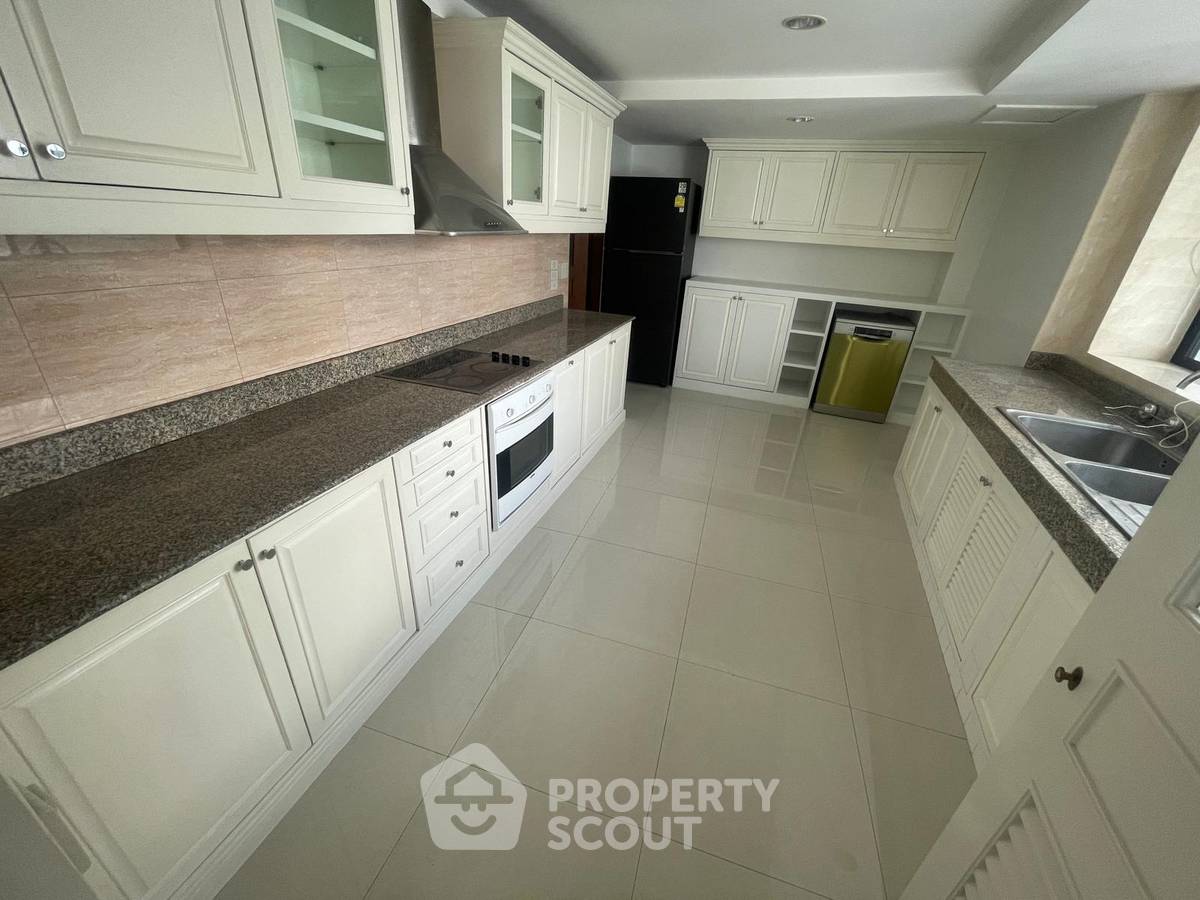 picture Pet-Friendly 3-BR President Park Condominium Near MRT Queen Sirikit (ID 3399994) - 8/10