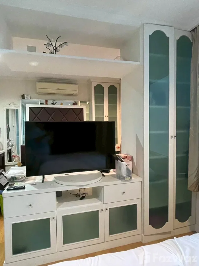 picture Beautifully furnished studio condo on the 23rd floor, offere 6855662 - 3/8
