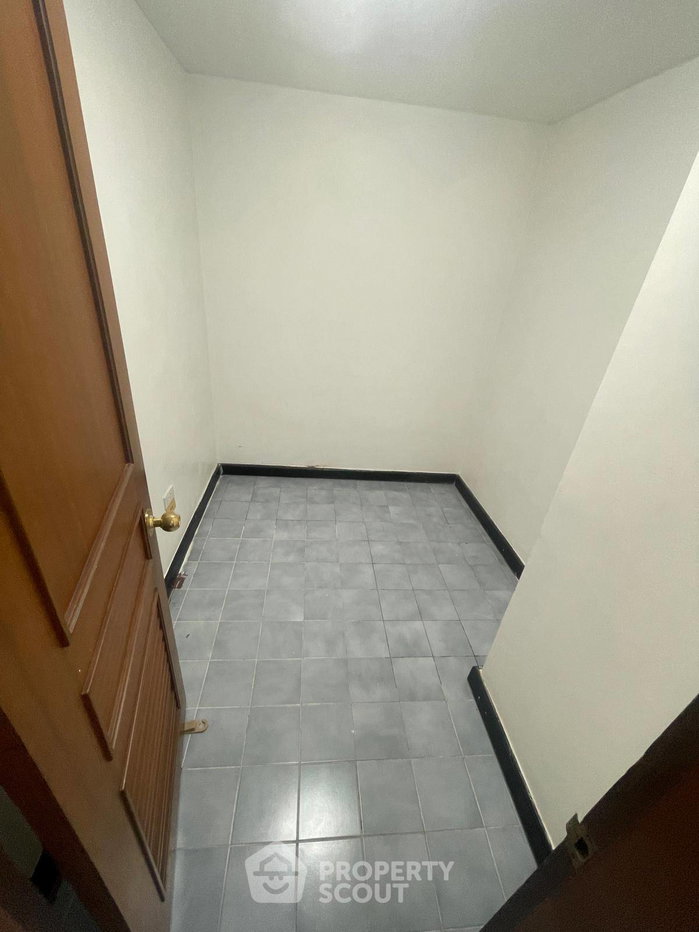 picture Pet-Friendly 3-BR President Park Condominium Near MRT Queen Sirikit (ID 3399994) - 9/10