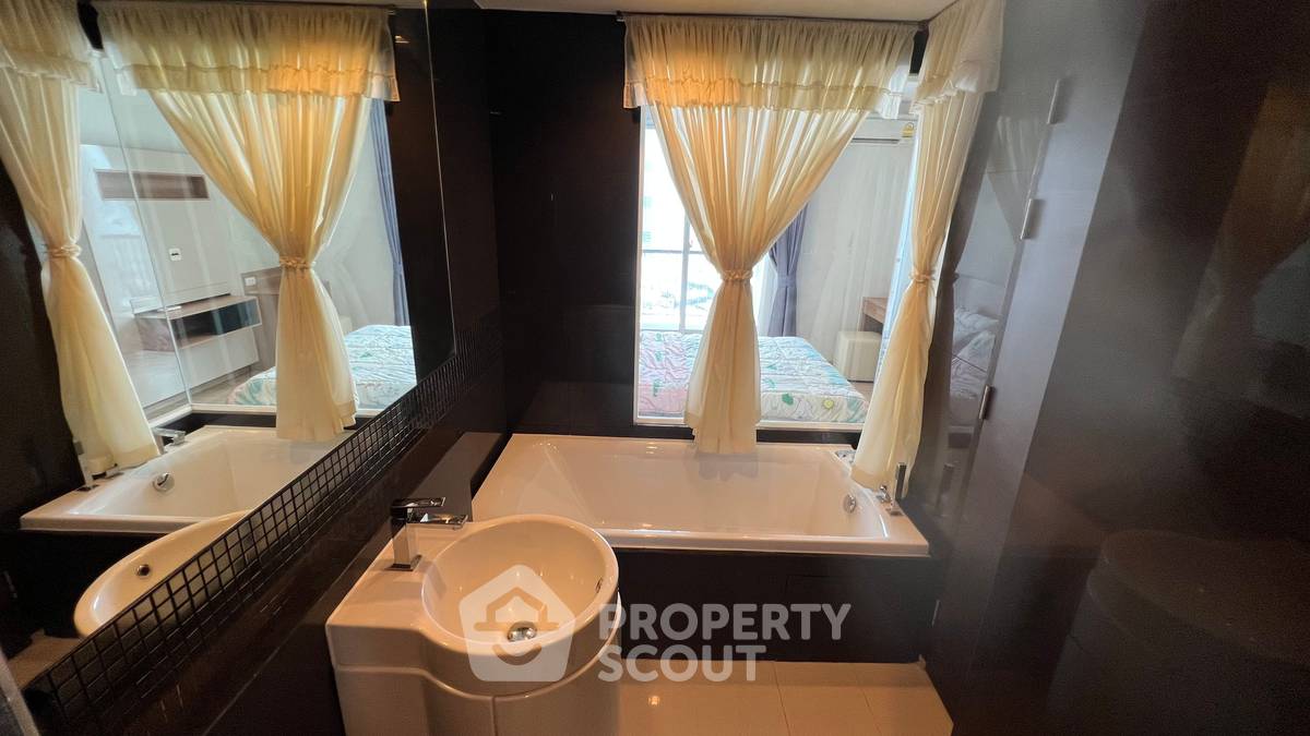 picture 1-BR Condo at Rhythm Sathorn near BTS Saphan Taksin (ID 1491681) - 5/9