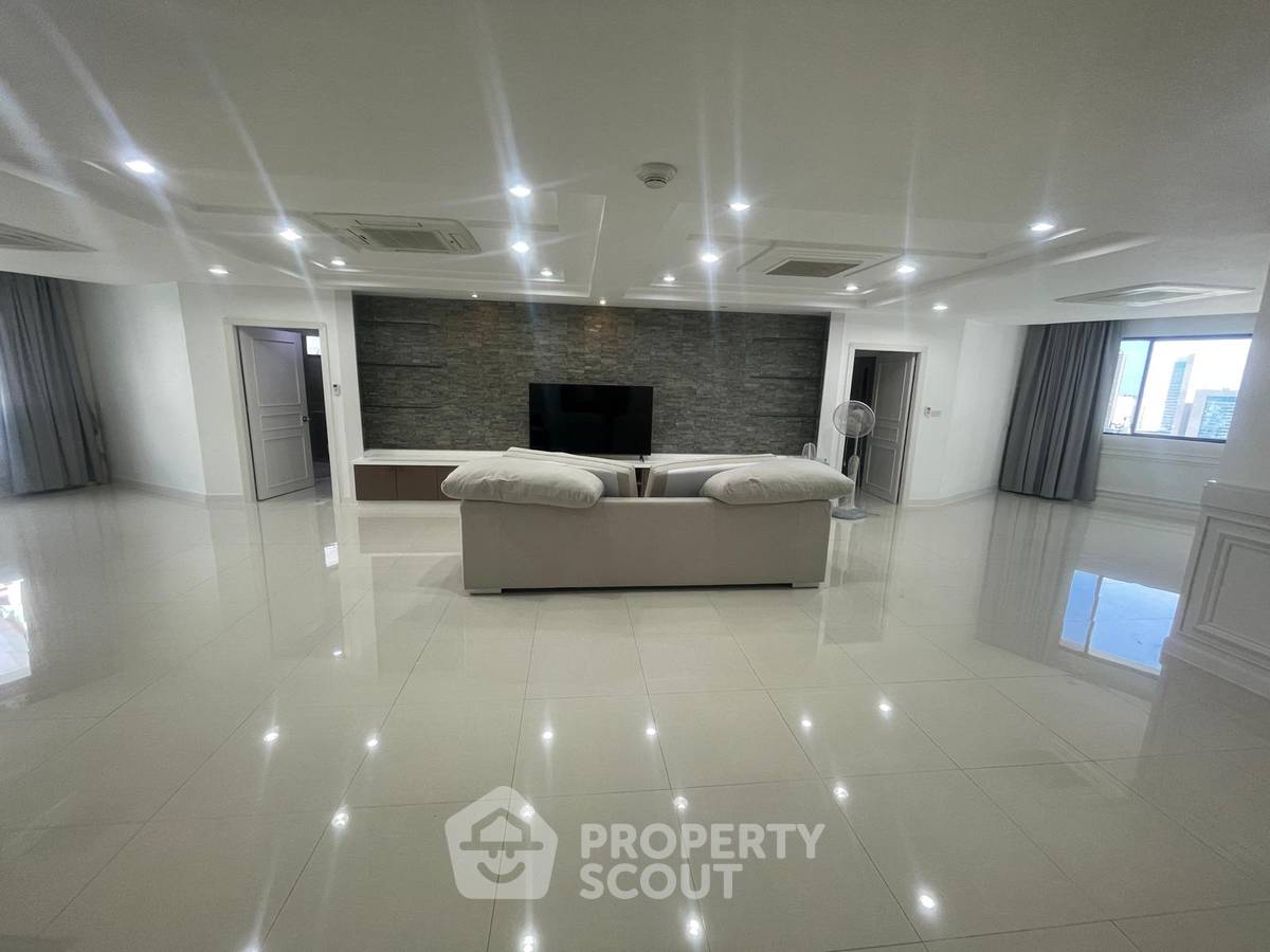 picture Pet-Friendly 3-BR President Park Condominium Near MRT Queen Sirikit (ID 3399994) - 3/10
