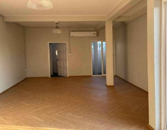 รูป ให้เช่าบ้านเดี่ยว Home Office 2 ชั้น ซอยอุดมเกียรติ สุทธิสาร ห่าง MRT สุทธิสาร 750 เมตร แอร์ 3 เครื่อง Modern Style อยู่อาศัย หรือ Home Office - รูปที่ 4/5