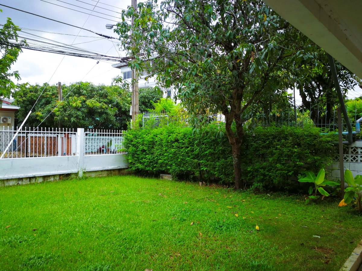 picture Two-story detached house in Mitraphap Village, Soi Onnut 46, Sukhumvit 77 area. - 19/19