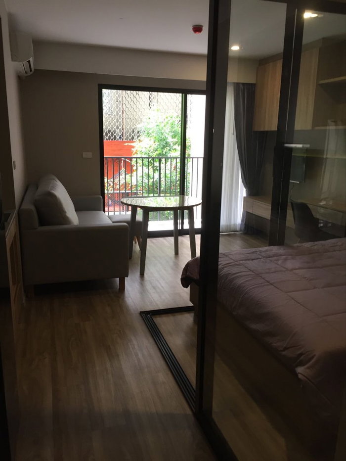picture Blossom Condo@Sathorn Charoenrat【𝐑𝐄𝐍𝐓】🔥 Simple yet extraordinary, this room feels like a small home.🔥Contact Line ID: @hacondo - 7/12