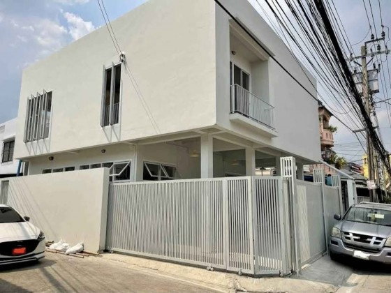 รูป ให้เช่าบ้านเดี่ยว Home Office 2 ชั้น ซอยอุดมเกียรติ สุทธิสาร ห่าง MRT สุทธิสาร 750 เมตร แอร์ 3 เครื่อง Modern Style อยู่อาศัย หรือ Home Office - รูปที่ 1/5