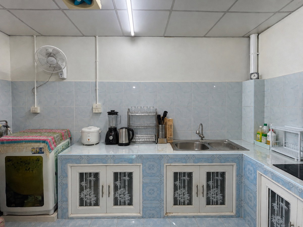 รูป 96247 - ขายทาวน์เฮ้าส์ 2 ชั้น หมู่บ้านเลิศอุบล (Lert Ubon Watcharapol) ซอย 8 ห้าแยกวัชรพล 3 ห้องนอน ใกล้ตลาดจินดา ตกแต่งพร้อมอยู่ น้ำไม่ท่วม - รูปที่ 2/9