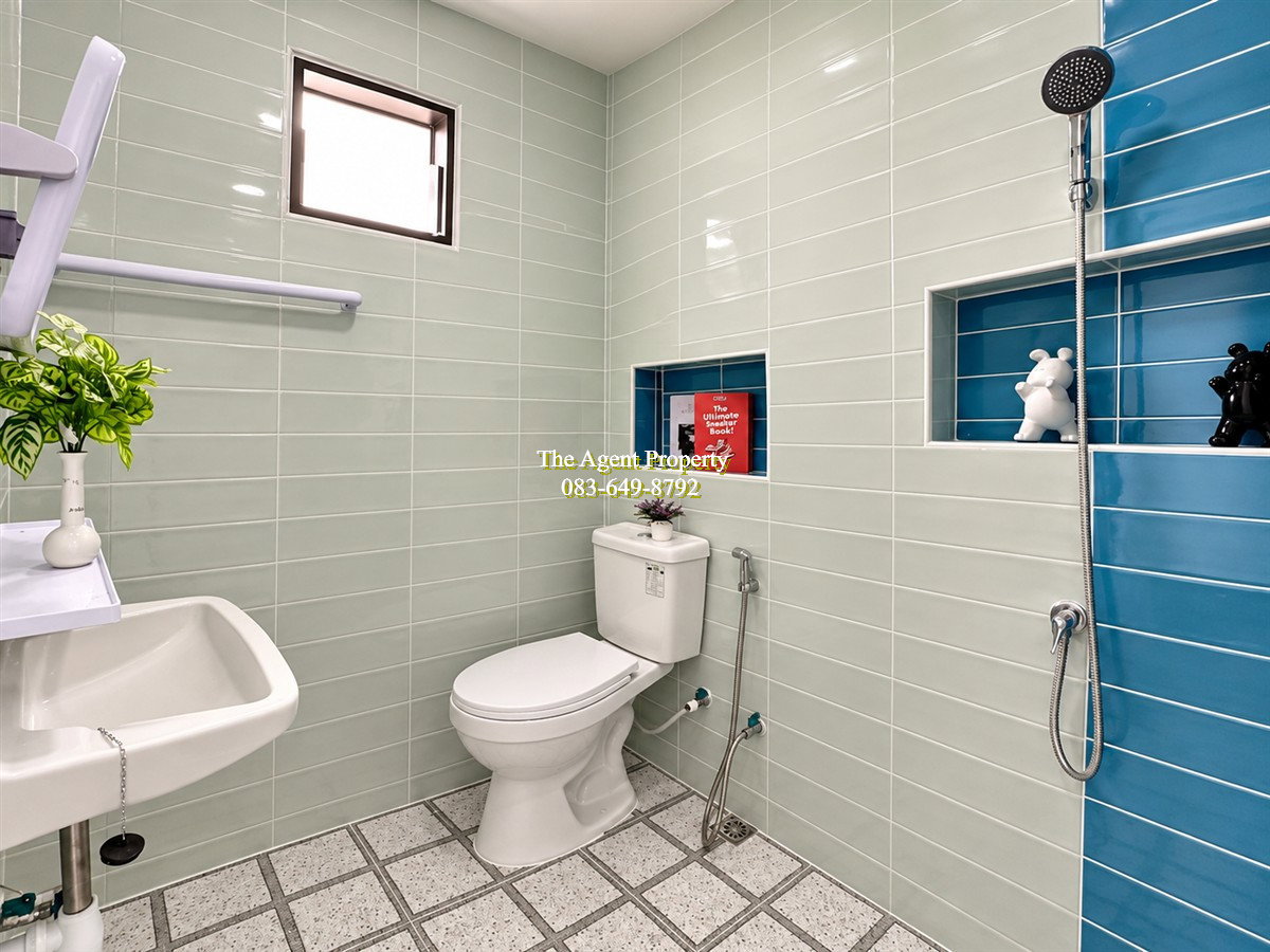 รูป ขายทาวน์เฮ้าส์ หมู่บ้านอมรทรัพย์ เลียบวารี 25 หนองจอก 24.3 ตร.ว. 4 ห้องนอน 2 ห้องน้ำ มีห้องนอนชั้นล่าง เฟอร์ครบ พร้อมอยู่ ฟรีโอน 2.35 ล้าน - รูปที่ 17/18