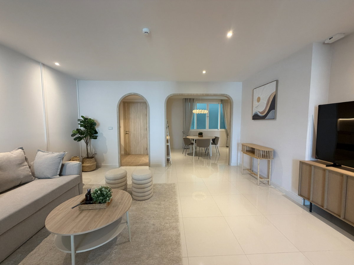 picture Beachfront Jomtien condo renovated only 30k THB - 7/18