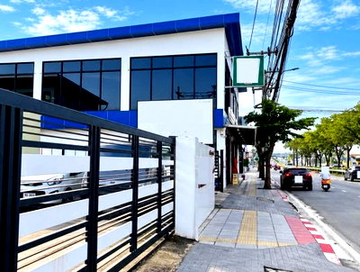 เช่าสำนักงาน เขตประเวศ : ให้เช่าสำนักงาน ติดถนนพัฒนาการ ตั้งอยู่ชั้น 2 (อยู่ชั้น 2) ของอาคารด้านล่างเป็นเซเว่น ติดกันเป็น Makro / มีที่จอดรถ / เหมาะเป็นสำนักงาน