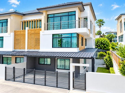 			detached home office for rent 5bed 3-story MRT BangRakYai 600m. Ratchaphruek-Bang Rak Noi area. Feat          