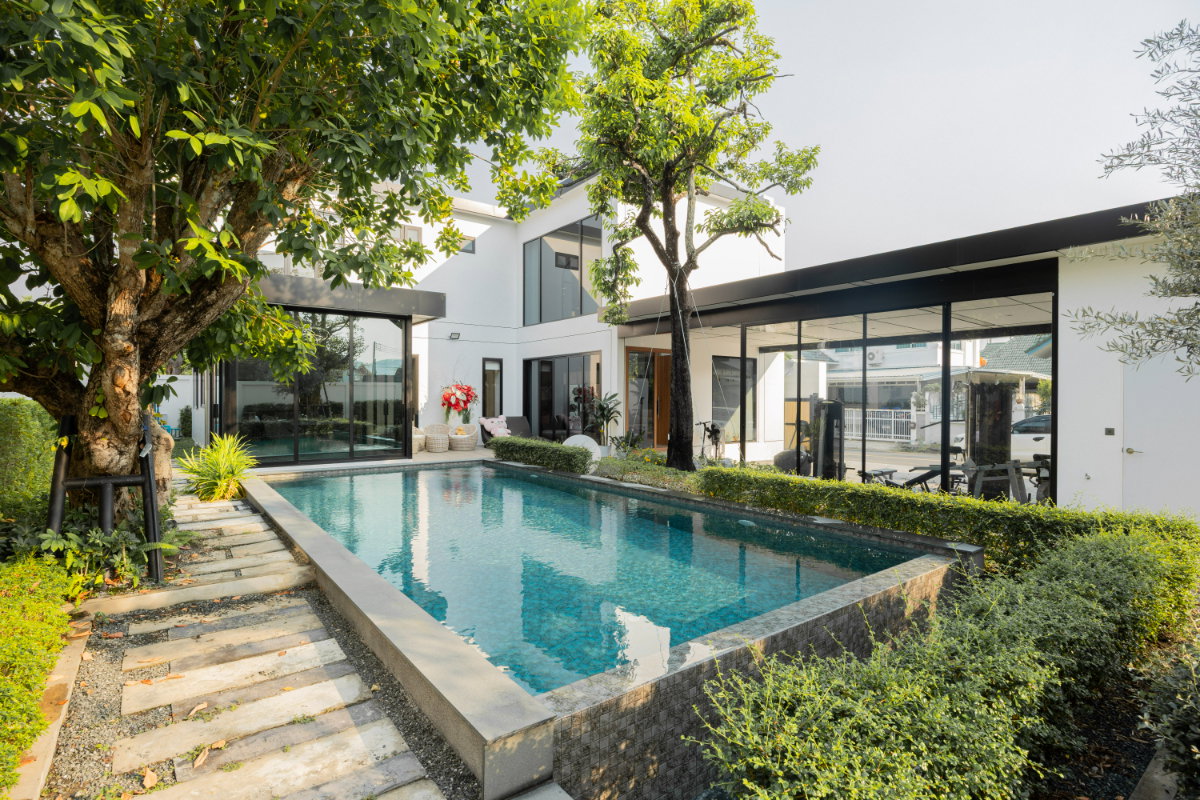 รูป Pool Villa 2 ชั้น บ้านหรูสไตล์โมเดิร์น พร้อมสระว่ายน้ำในตัว ใกล้เซ็นทรัลแอร์พอร์ตและสนามบิน #A8-V0051 - รูปที่ 3/26