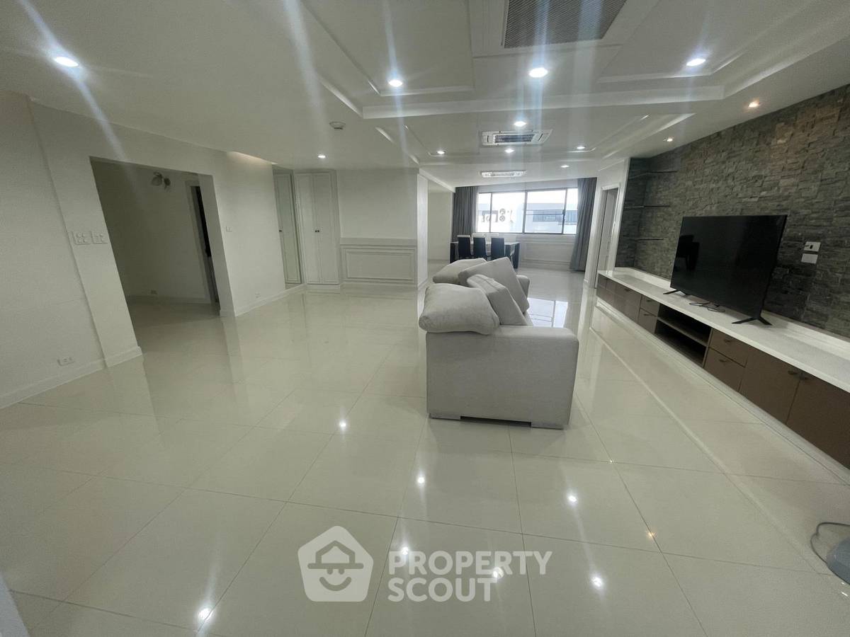picture Pet-Friendly 3-BR President Park Condominium Near MRT Queen Sirikit (ID 3399994) - 2/10