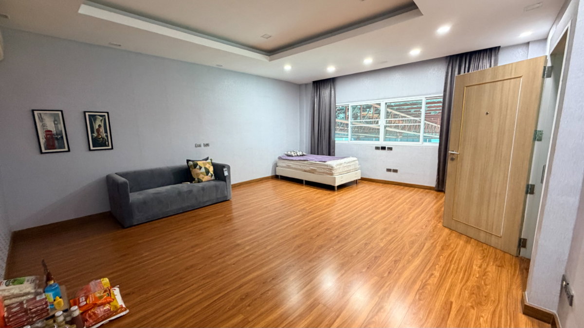 picture warehouse, showroom, and complete office. Prime location in the Ekkachai - Bang Bon area. - 20/20