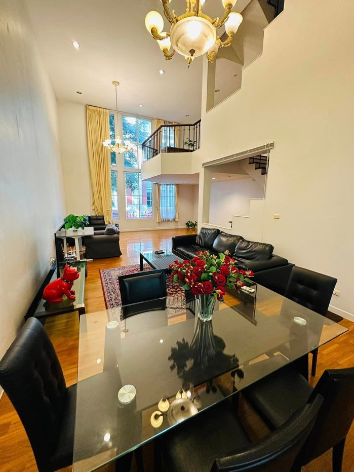 รูป 🏡✨ ให้เช่าทาวน์โฮม 4 ชั้น หมู่บ้านกลางกรุง ทองหล่อ | ใจกลางสุขุมวิท 55 ตรงข้าม J Avenue ทองหล่อ - รูปที่ 2/12