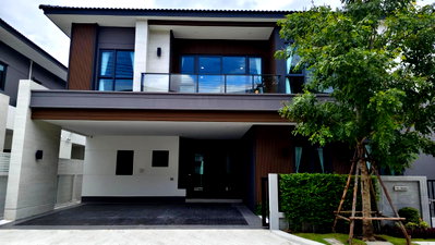 Houses for rent : Luxury detached house for rent at THE CITY Bangna 3, located in a peaceful setting near Mega Bangna; features 4 bedrooms and 5 bathrooms.