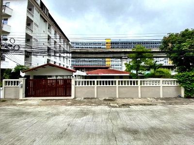 Home office for rent Bangkok : #HHR229 Home Office for Rent: 290 sq.m. on 163 sq.w. Land (8 Car Parking) 📍 Rama 9