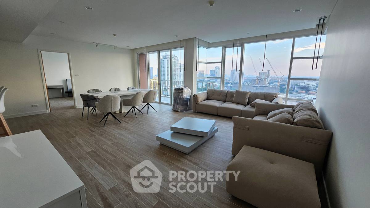 picture Pet-Friendly 3-BR 153 Sqm Fullerton Sukhumvit, 400m To BTS Ekkamai (ID 3407527) - 1/14