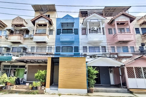 Commercial Building for Rent Central Pattaya 3.5 Storeys