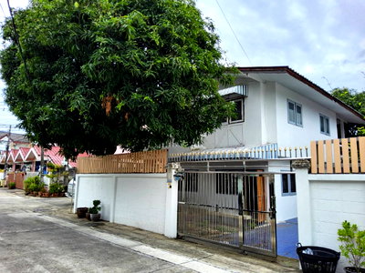 บ้านเดี่ยว กระทรวงพาณิชย์ นนทบุรี : 96300 - ขายบ้านเดี่ยว 2 ชั้น หมู่บ้านทรายทองนิเวศน์ (ซอยติวานนท์ 45) หลังใหญ่ 61 ตร.ว. ฟังก์ชันคุ้ม 5 ห้องนอน! เหมาะรีโนเวท ใกล้รถไฟฟ้าสายสีชมพู