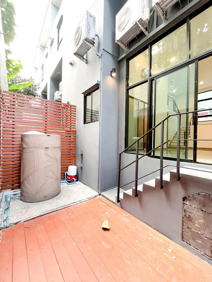 รูป ขายบ้าน 3 ชั้น สุดหรู ราคาสุดคุ้ม รีโนเวทใหม่ทั้งหลัง  - รูปที่ 9/15