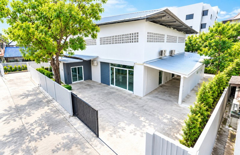 picture MRT Sutthisan. 567m. Warehouse with office for rent 79sq.wa. 300sq.m. of usable space. Features a h - 1/8